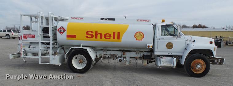 image for item DA2461 1991 Ford F700 fuel truck