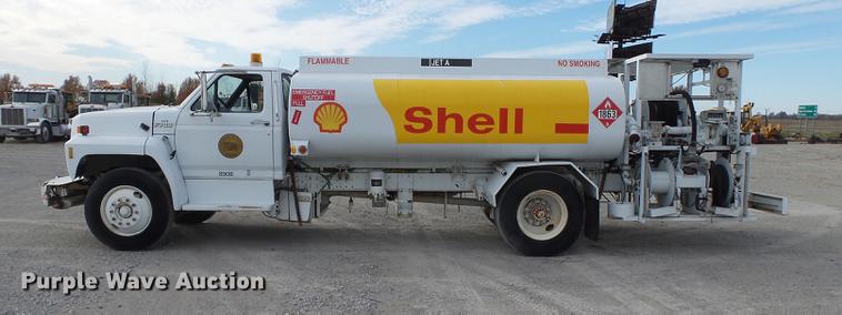image for item DA2461 1991 Ford F700 fuel truck