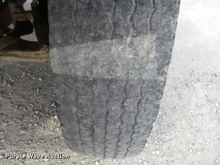 image for item DA2461 1991 Ford F700 fuel truck