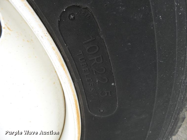 image for item DA2461 1991 Ford F700 fuel truck