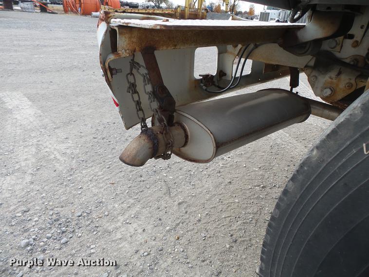 image for item DA2461 1991 Ford F700 fuel truck