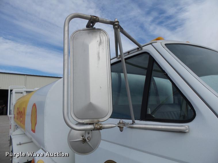 image for item DA2461 1991 Ford F700 fuel truck