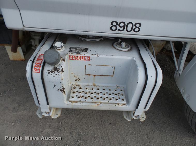 image for item DA2461 1991 Ford F700 fuel truck