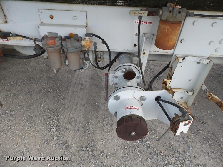 image for item DA2461 1991 Ford F700 fuel truck