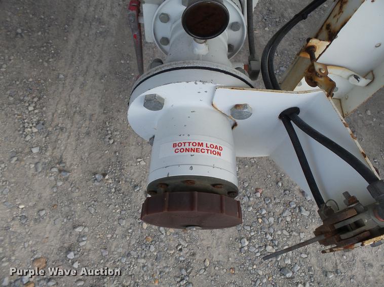 image for item DA2461 1991 Ford F700 fuel truck