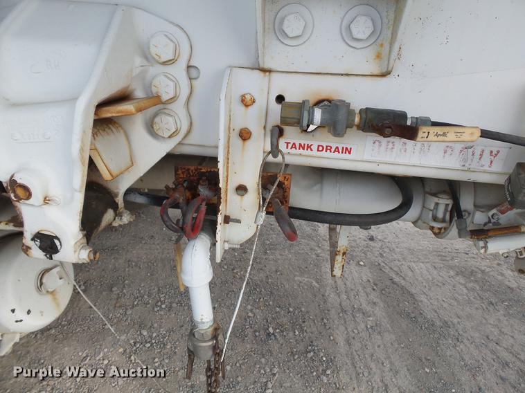 image for item DA2461 1991 Ford F700 fuel truck