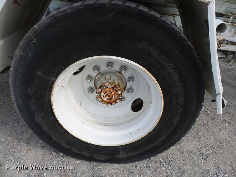 image for item DA2461 1991 Ford F700 fuel truck