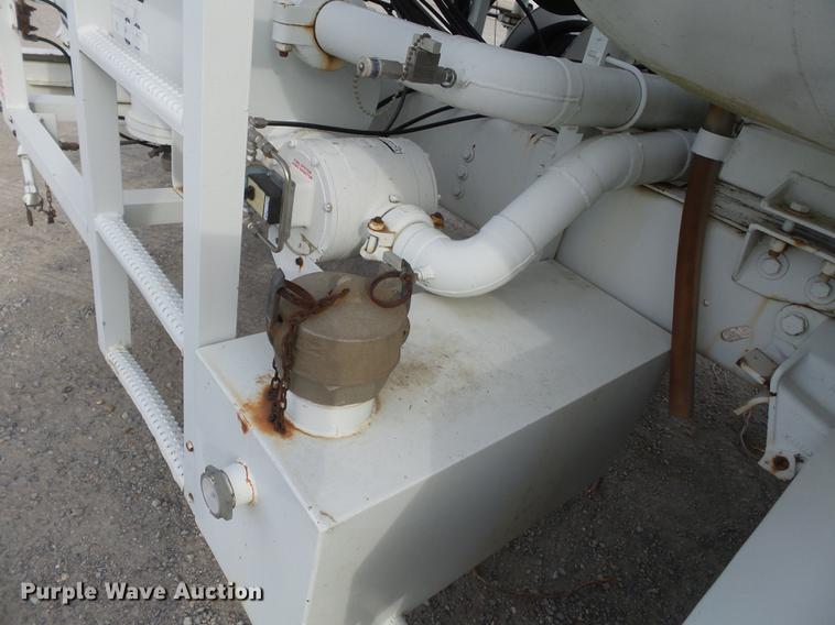 image for item DA2461 1991 Ford F700 fuel truck