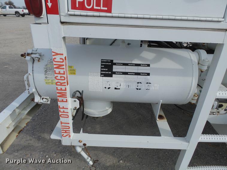 image for item DA2461 1991 Ford F700 fuel truck