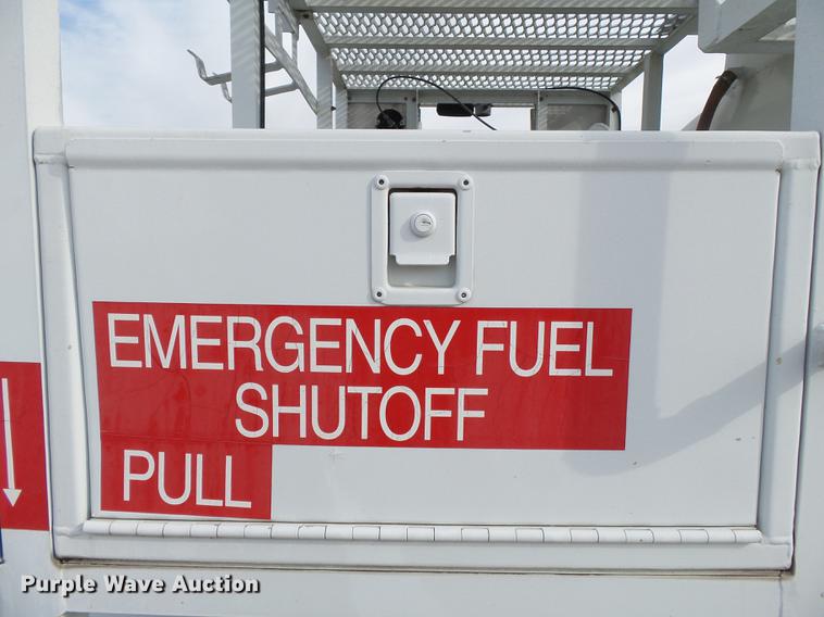 image for item DA2461 1991 Ford F700 fuel truck