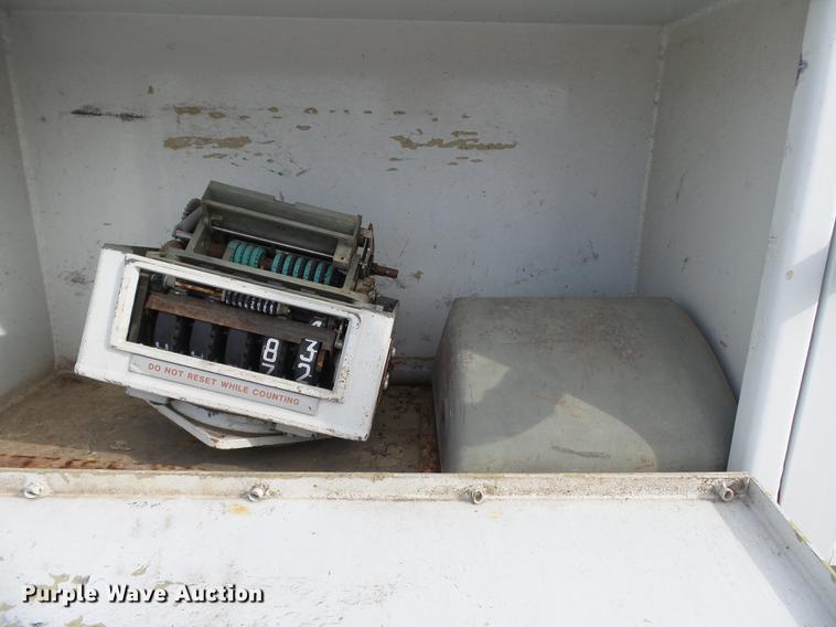 image for item DA2461 1991 Ford F700 fuel truck