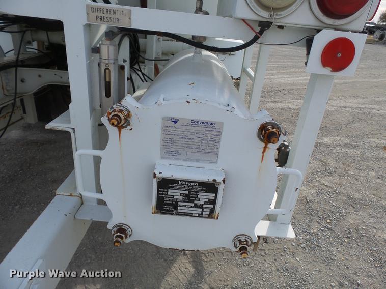 image for item DA2461 1991 Ford F700 fuel truck