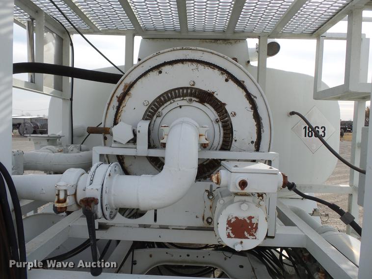 image for item DA2461 1991 Ford F700 fuel truck