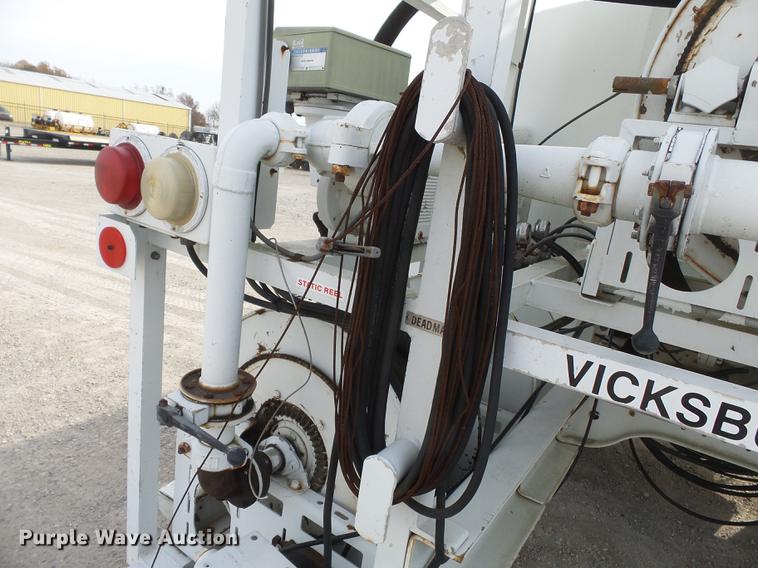 image for item DA2461 1991 Ford F700 fuel truck