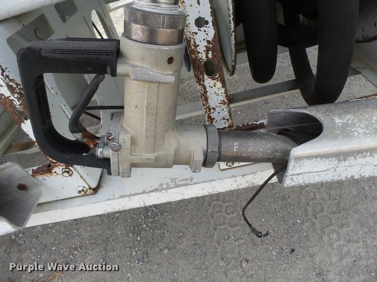 image for item DA2461 1991 Ford F700 fuel truck