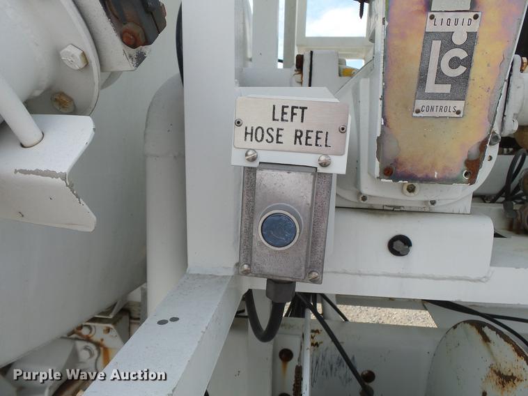 image for item DA2461 1991 Ford F700 fuel truck