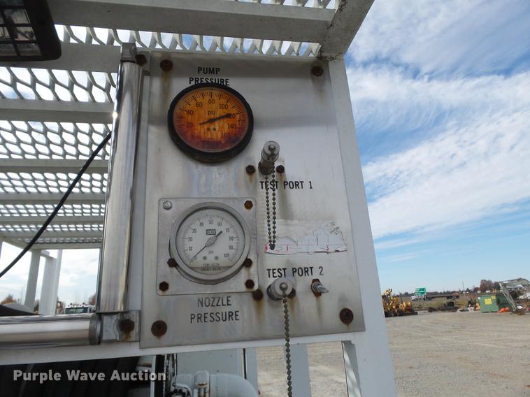 image for item DA2461 1991 Ford F700 fuel truck