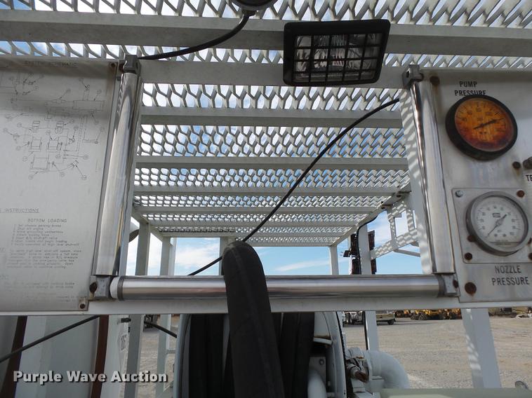 image for item DA2461 1991 Ford F700 fuel truck