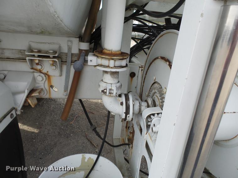 image for item DA2461 1991 Ford F700 fuel truck