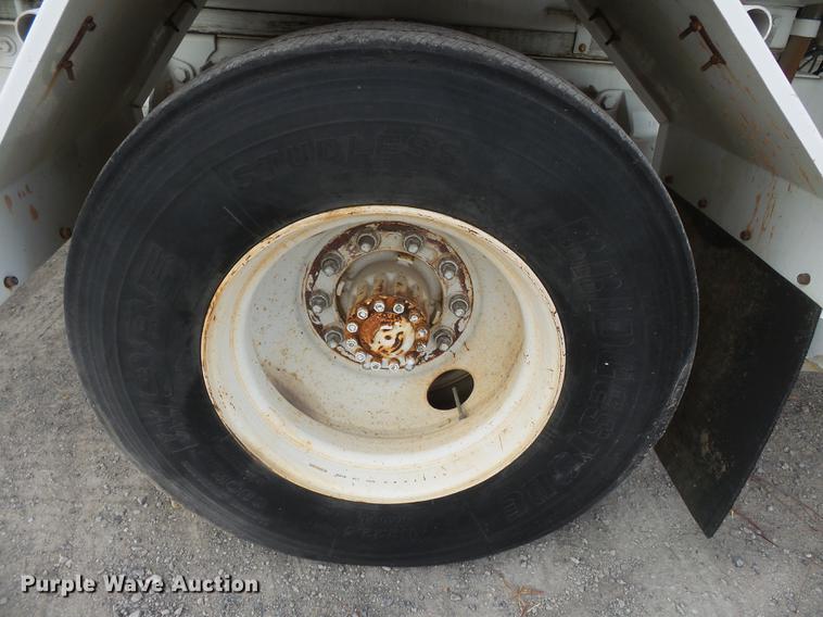 image for item DA2461 1991 Ford F700 fuel truck