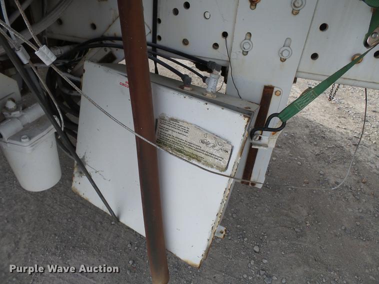 image for item DA2461 1991 Ford F700 fuel truck