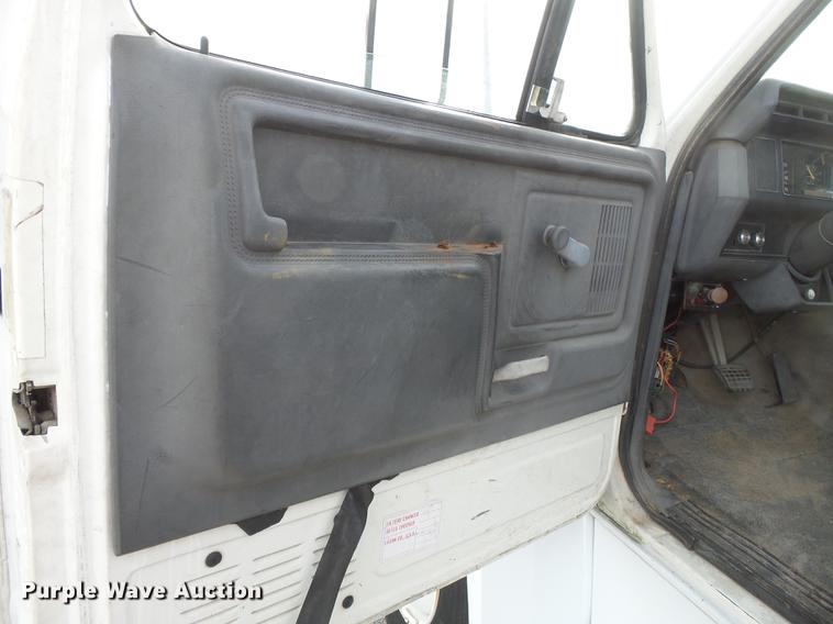 image for item DA2461 1991 Ford F700 fuel truck