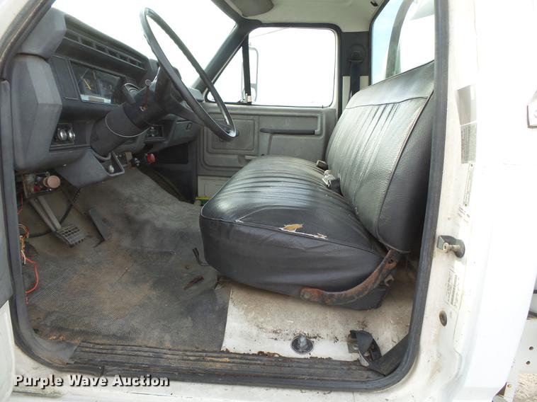 image for item DA2461 1991 Ford F700 fuel truck