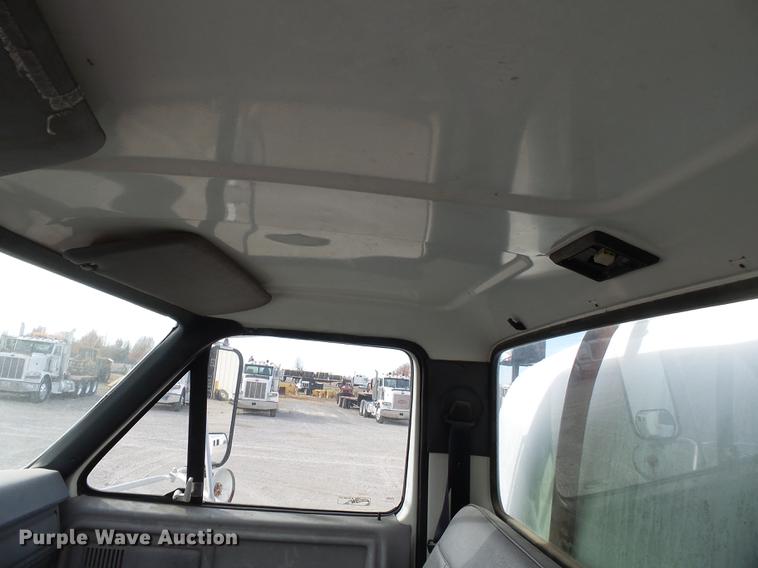 image for item DA2461 1991 Ford F700 fuel truck