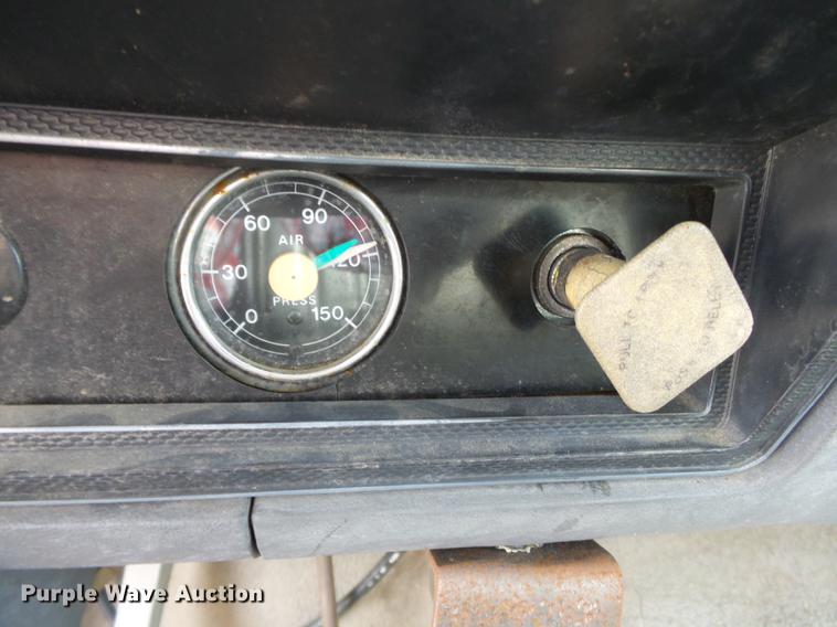 image for item DA2461 1991 Ford F700 fuel truck