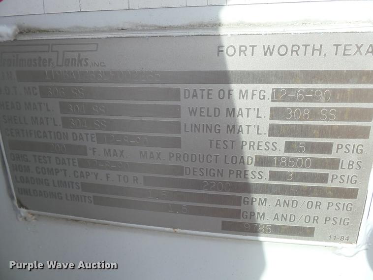 image for item DA2461 1991 Ford F700 fuel truck