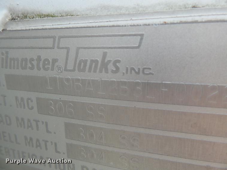 image for item DA2461 1991 Ford F700 fuel truck