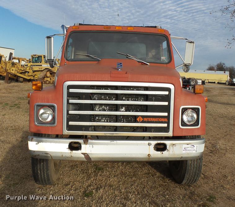 image for item DA2466 1984 International S1900 dump truck
