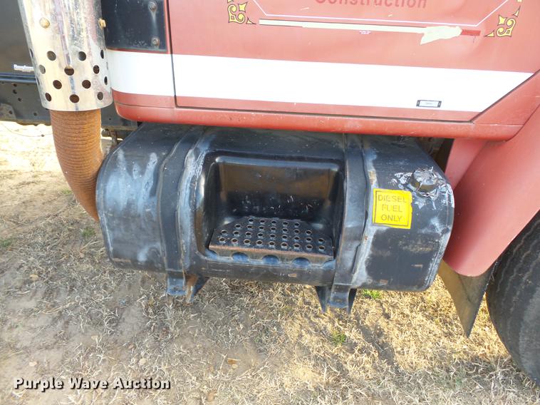 image for item DA2466 1984 International S1900 dump truck