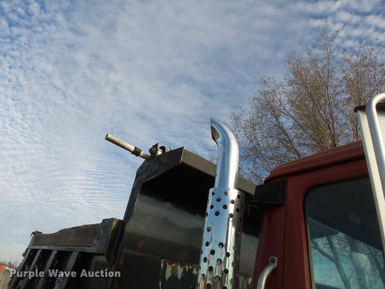 image for item DA2466 1984 International S1900 dump truck