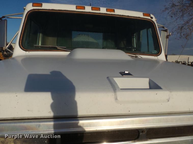 image for item DA2467 1987 International S1900 flatbed truck