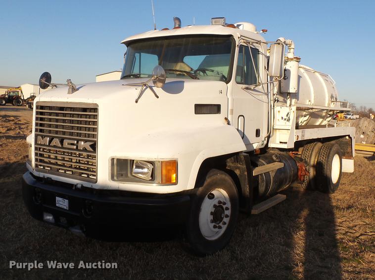 image for item DA2468 1990 Mack CH612 vacuum truck
