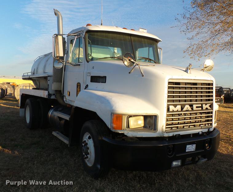 image for item DA2468 1990 Mack CH612 vacuum truck