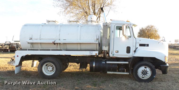 image for item DA2468 1990 Mack CH612 vacuum truck