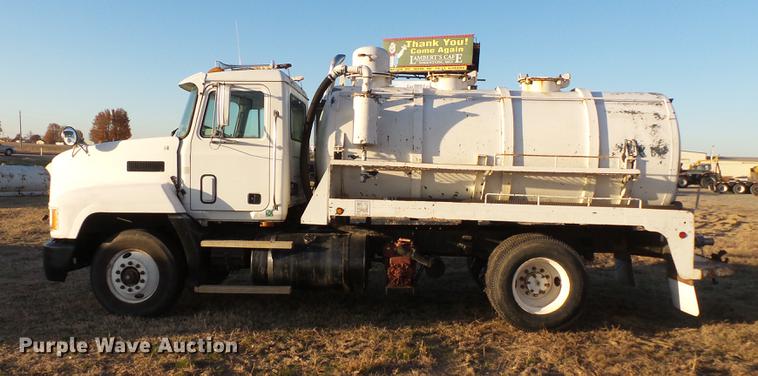 image for item DA2468 1990 Mack CH612 vacuum truck