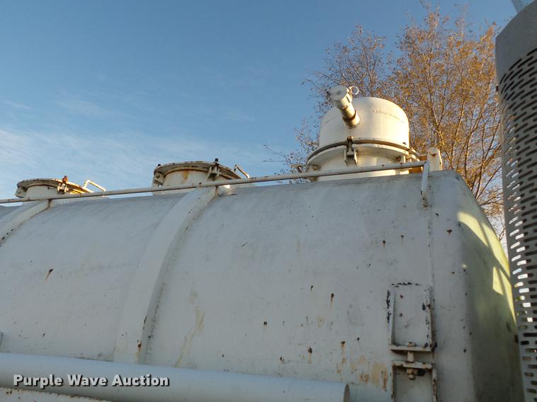 image for item DA2468 1990 Mack CH612 vacuum truck