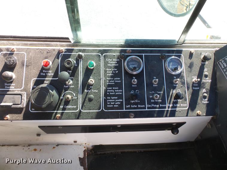 image for item DA2469 1995 Johnston V3000SP sweeper