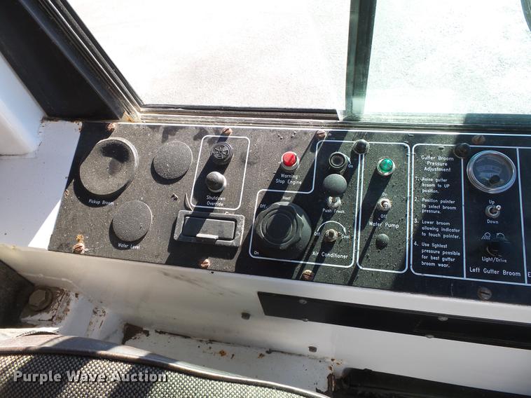 image for item DA2469 1995 Johnston V3000SP sweeper