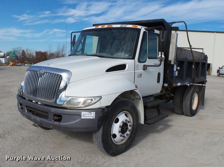 image for item DA2471 2006 International 4200 dump truck