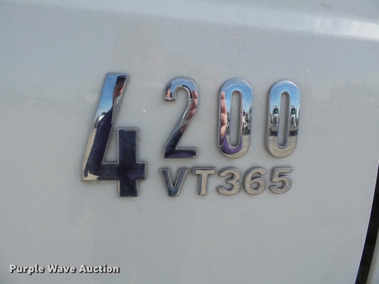 image for item DA2471 2006 International 4200 dump truck