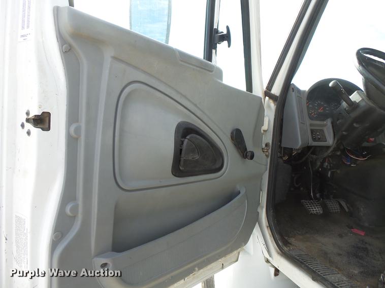 image for item DA2471 2006 International 4200 dump truck