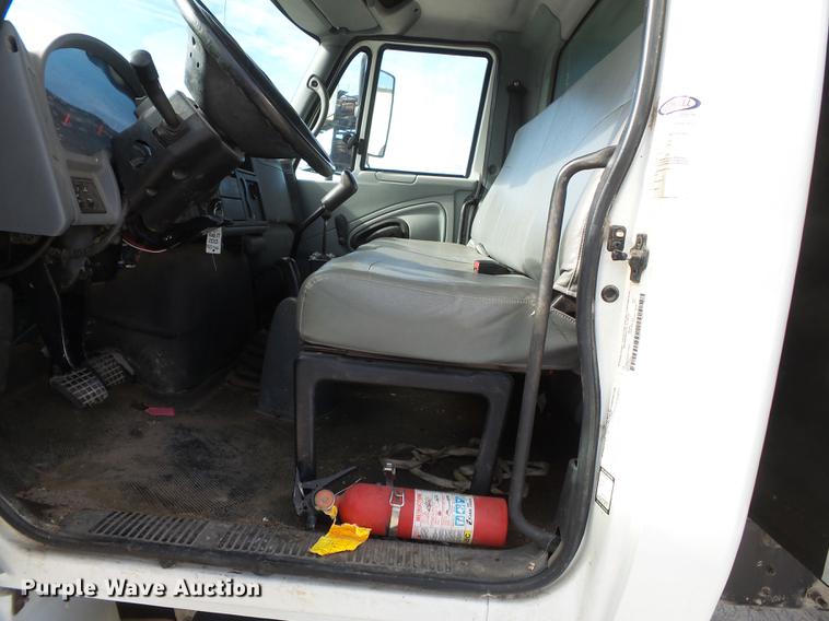 image for item DA2471 2006 International 4200 dump truck