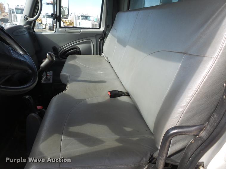 image for item DA2471 2006 International 4200 dump truck