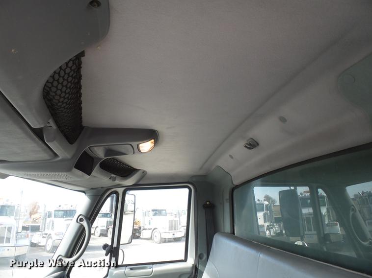 image for item DA2471 2006 International 4200 dump truck