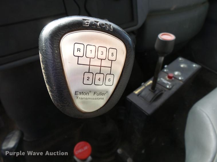 image for item DA2471 2006 International 4200 dump truck