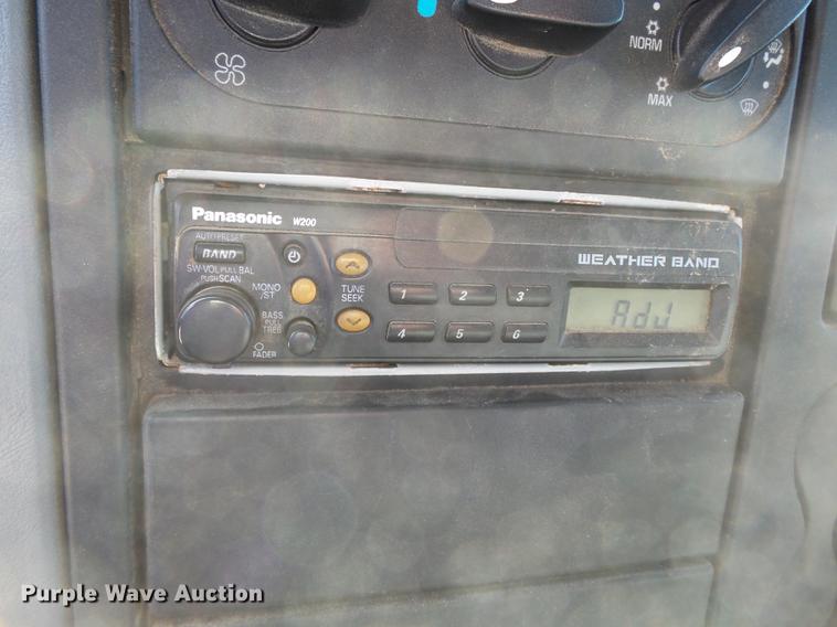 image for item DA2471 2006 International 4200 dump truck